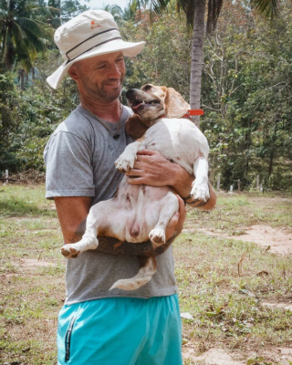 Illustration de l'article : 20 photos racontant l'histoire touchante d'un homme ayant changé de vie en sauvant les chiens errants en ThaÏlande