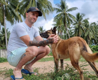 Illustration de l'article : 20 photos racontant l'histoire touchante d'un homme ayant changé de vie en sauvant les chiens errants en ThaÏlande