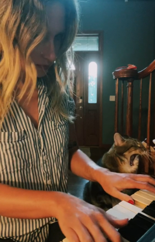 Illustration de l'article : La vidéo de ce chat qui regarde amoureusement sa maîtresse pendant qu’elle joue du piano est adorable 
