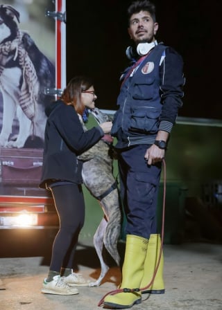 Illustration de l'article : 17 photos poignantes d'adieux entre des chiens sauvés de la maltraitance et les bénévoles ayant pris soin d'eux