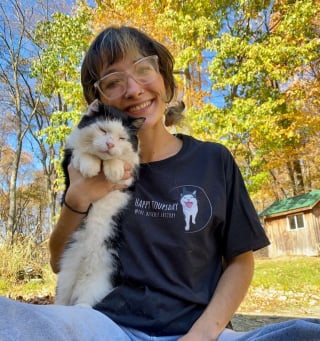 Illustration de l'article : L'amitié d'une femme et un chat est longue à se dessiner, mais change leurs vies et celles d'autres animaux