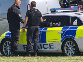 Illustration de l'article : Un chien policier s'enferme dans une voiture de patrouille, nécessitant l'intervention d'un mécanicien