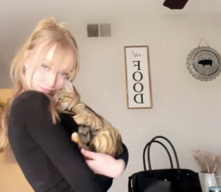 Illustration de l'article : Malgré son allergie, une femme décide de venir en aide à une chatte affamée, et sa vie change du tout au tout (vidéo)