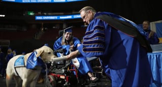 Illustration de l'article : La merveilleuse amitié entre une étudiante en fauteuil roulant et son chien d'assistance récompensée par un double diplôme