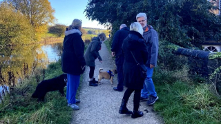 Illustration de l'article : Plus de 30 chiens et leurs maîtres rassemblés pour dire au revoir à une dame âgée très spéciale à leurs yeux