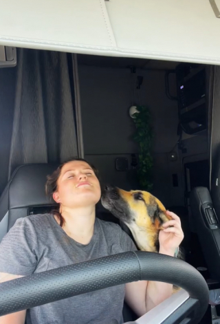 Illustration de l'article : « J'ai mon chien, c’est ça la vie pour moi » : elle habite dans son camion avec sa meilleure amie canine