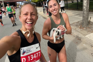 Illustration de l'article : Un chaton abandonné au bord de la route attire l'attention d'une marathonienne qui décide de stopper sa course