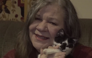 Illustration de l'article : Affectée par la perte de son chat, une femme se voit "prescrire" l'adoption d'un autre félin par son médecin