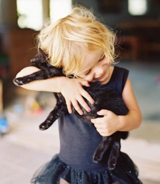 Illustration de l'article : 25 photos montrant que les enfants tissent d’incroyables liens avec leurs animaux de compagnie