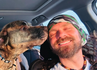 Illustration de l'article : Moose, le chien triste qui avait passé 400 jours en refuge, a enfin retrouvé le sourire ! (vidéo)
