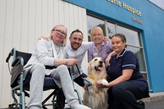 Illustration de l'article : Cette chienne de thérapie apporte sourires et réconfort aux personnes âgées et handicapées