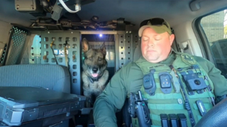 Illustration de l'article : L'émotion d'un policier effectuant le dernier appel radio pour son chien sur le point de prendre sa retraite après 9 années de service (vidéo) 