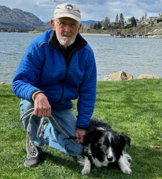 Illustration de l'article : Cet homme de 92 ans et son chien de 13 ans enchaînent les kilomètres à pied pour surmonter le deuil et simuler la traversée du Canada
