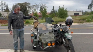 Illustration de l'article : Passionnée de moto comme son maître, cette chienne l’accompagne en side-car dans toutes ses aventures