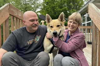 Illustration de l'article : Enfermé pendant 4 ans dans une cage, ce chien découvre le confort, la sécurité et l'amour d'une famille (vidéo)