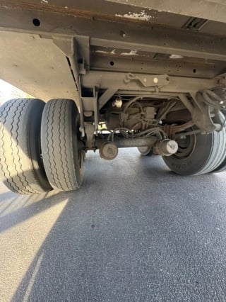 Illustration de l'article : Un chaton se faufile sous un camion et se met à miauler jusqu'à ce que le conducteur l'entende et en tombe amoureux