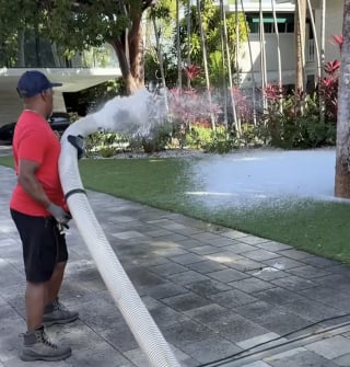 Illustration de l'article : Un homme transforme un jardin verdoyant en paysage enneigé pour permettre à ses chiens de goûter aux joies des sports d’hiver (vidéo)