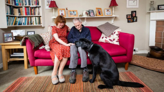 Illustration de l'article : Dressé pour aider les patients atteints de démence, un Labrador d’assistance apporte de la joie aux familles qui l'accueillent