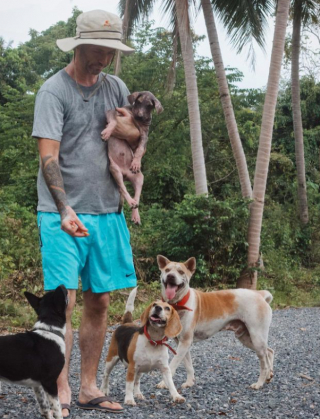 Illustration de l'article : Touché par la maltraitance animale, un homme quitte son train de vie confortable pour s’occuper des chiens errants