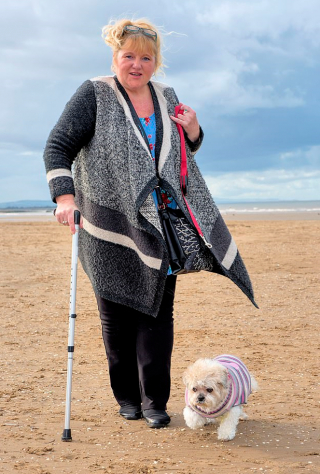 Illustration de l'article : Prête à faire ses adieux à son chien malade, une dame seule reçoit le soutien de milliers d’inconnus