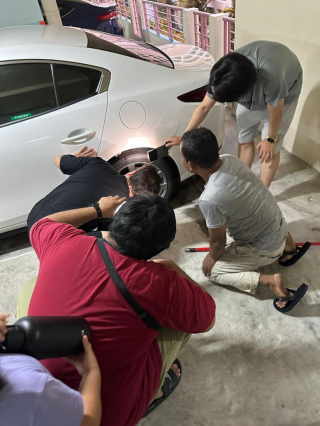 Illustration de l'article : Un chien coincé dans le passage de roue d'une voiture est secouru par des passants et restitué à sa famille