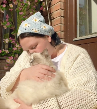 Illustration de l'article : Ce chat attentionné a pris l’habitude de rapporter des fleurs à sa maîtresse à chacune de ses sorties (vidéo)