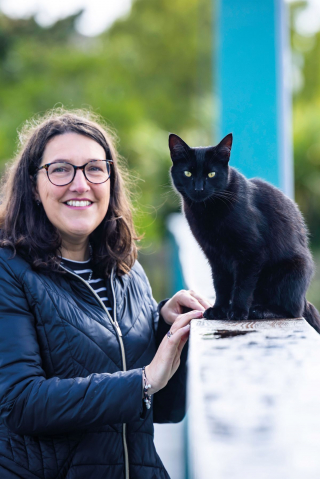 Illustration de l'article : Un chat espiègle fait semblant d'être perdu pour recevoir des câlins et des friandises (vidéo)