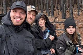 Illustration de l'article : 2 enfants protégés des loups par leurs chiens après s’être perdus pendant 4 jours dans une forêt