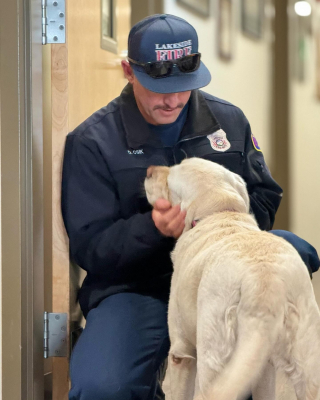 Illustration de l'article : L'enthousiasme communicatif d'une chienne découvrant ses quartiers lors de son premier jour de travail auprès des pompiers (vidéo)