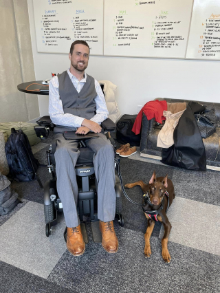 Illustration de l'article : L’admirable persévérance d’une femme qui a entraîné son Dobermann à devenir un chien d’assistance pour son mari en fauteuil roulant (vidéo)