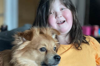 Illustration de l'article : Depuis son lit d’hôpital, une adolescente de 15 ans trouve la force d’organiser un événement canin pour collecter des fonds