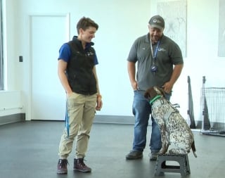 Illustration de l'article : Cet ancien maître-chien militaire aide les vétérans en leur apprenant à éduquer leurs amis canins et en formant des chiens d'assistance 