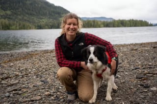 Illustration de l'article : Adopté dans un refuge, un chien a aujourd'hui pour mission d'aider au recensement d'une sous-espèce de loup sur un archipel quasi désert