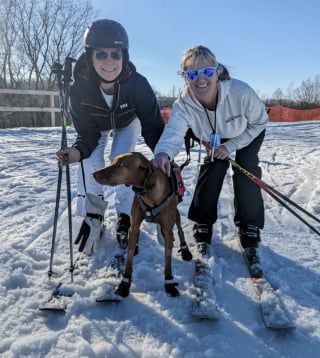 Illustration de l'article : 2 chiens thérapeutiques apportent beaucoup de réconfort aux personnes blessées sur les pistes de ski et inspirent un programme national (vidéo)