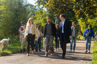 Illustration de l'article : La Marche de l’Animal en Ville, un évènement joyeux pour sensibiliser le public à la place de nos boules de poils en milieu urbain et développer le vivre ensemble (vidéo)