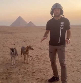 Illustration de l'article : Témoin d’une scène surréaliste, un parapentiste filme un chien au sommet d'une des pyramides de Gizeh (vidéo)