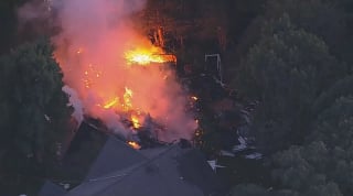 Illustration de l'article : Une famille, croyant avoir perdu son chien dans l'explosion de sa maison, retrouve espoir en entendant ses aboiements sous les décombres 6 jours plus tard