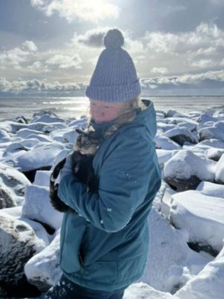 Illustration de l'article : Un chaton de 5 mois qui vivait seul dans les rochers au bord d'un lac trouve le foyer chaleureux de ses rêves (vidéo)