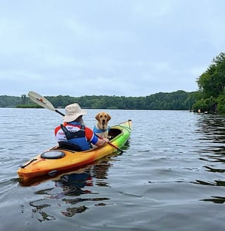 Illustration de l'article : Un vétéran aveugle qui avait perdu espoir retrouve goût à la vie et savoure de belles aventures grâce à son chien 