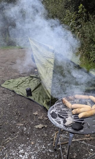 Illustration de l'article : Les propriétaires d'une chienne perdue en forêt passent d'interminables nuits à camper dehors et à griller sa nourriture préférée jusqu'à la délivrance