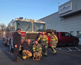 Illustration de l'article : Un pompier au grand cœur sauve une chienne d’un incendie et lui offre une seconde chance dans la vie