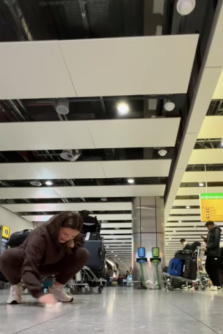 Illustration de l'article : Un Goldendoodle rejoint ses parents à l’aéroport et ne peut pas contenir sa joie lorsqu’il les aperçoit (vidéo)