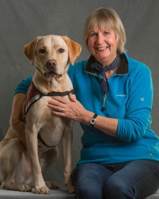 Illustration de l'article : Une femme sourde rend un hommage émouvant à son chien d'assistance après avoir été d'un soutien inestimable pendant son deuil