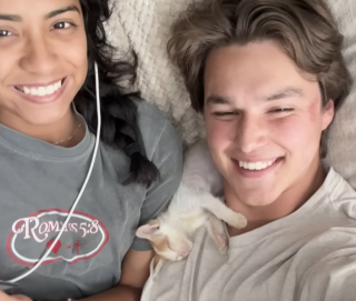 Illustration de l'article : Un couple en vacances qui n'a jamais eu l'intention d'avoir un chat change d'avis en rencontrant un chaton complètement trempé