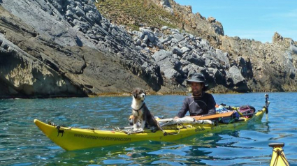 Illustration : Une chienne accompagne son nouveau maître sur son kayak !