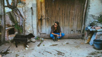 Illustration : Durant ses vacances, cette femme est tombée nez à nez avec deux chiens enchaînés depuis des années