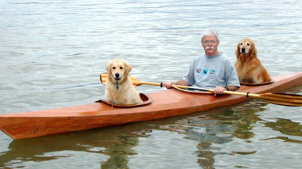 Illustration : Un homme construit un kayak pour ses chiens !