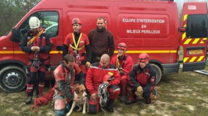 Illustration : Les pompiers sauvent un chien tombé dans une sape au beau milieu d’un terrain militaire