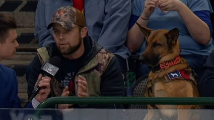 Illustration : Le chien d’assistance d’un ancien militaire vole la vedette lors d’un match de hockey