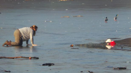 Illustration : Une jeune femme rampe sur la glace pour sauver son chien